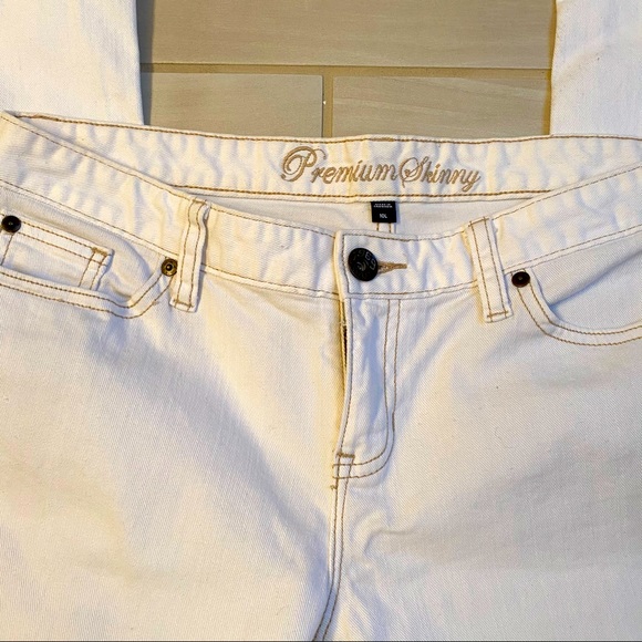 GAP|| White Premium Skinny jeans 10 tall - Picture 4 of 9